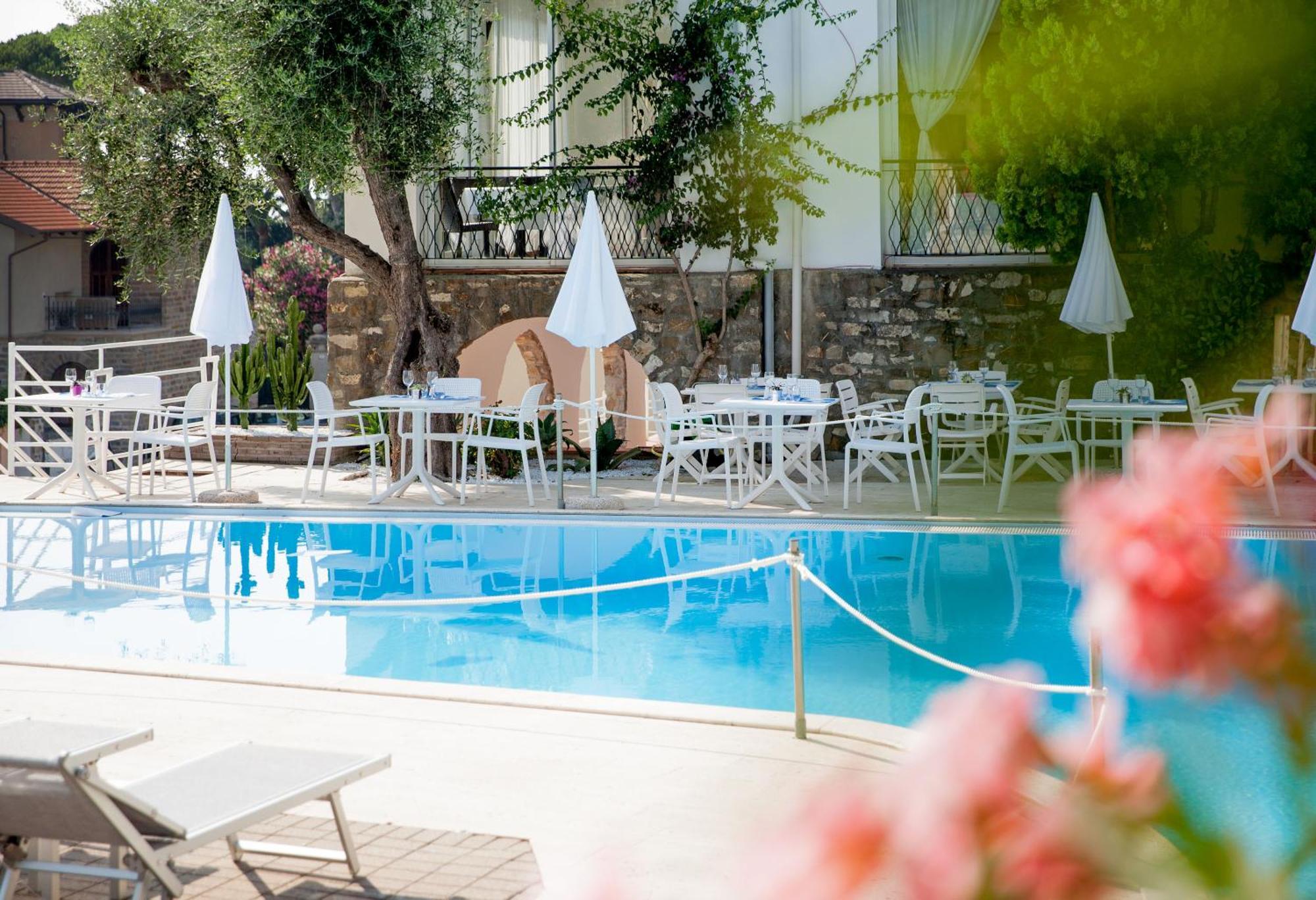 Hotel Moresco دْيانو مارينا المظهر الخارجي الصورة